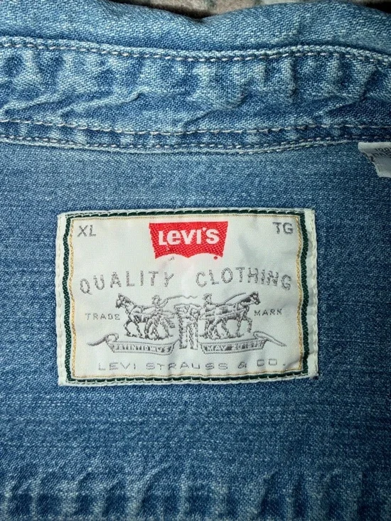 Vintage Levi's Light Blue Denim Shirt with Logo Patch - Picture 2 of 6